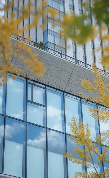 秋の街並みに建つオフィスビル外観